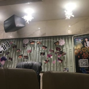 杭州小费多的酒吧招聘包厢服务员,是否可以接受调休或者请假？