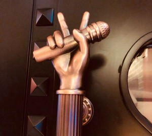 杭州生意火爆的酒吧招聘包厢气氛组,是否需要具备一定的表演能力？