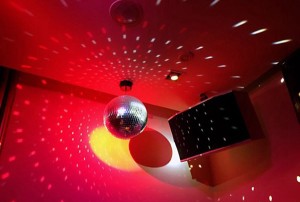 杭州富阳区里山镇附近夜总会招聘包厢服务员,有没有年龄限制_