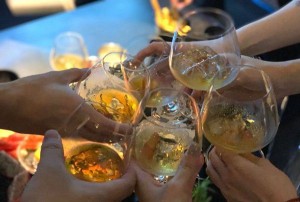 杭州中档夜总会ktv招聘包厢服务员,是否可以接受调休或者请假？