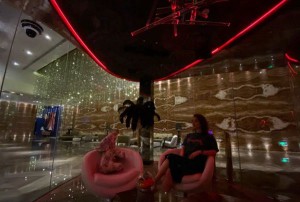 杭州余杭区鸬鸟镇附近酒吧招聘现场DJ,有没有年龄限制_